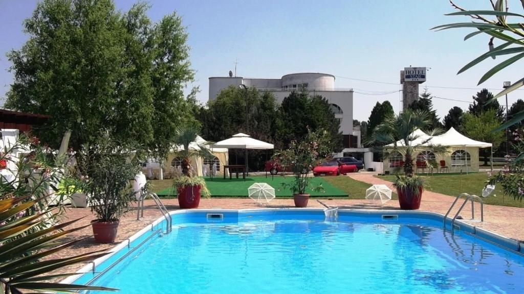 Hotel Star Питещ Екстериор снимка